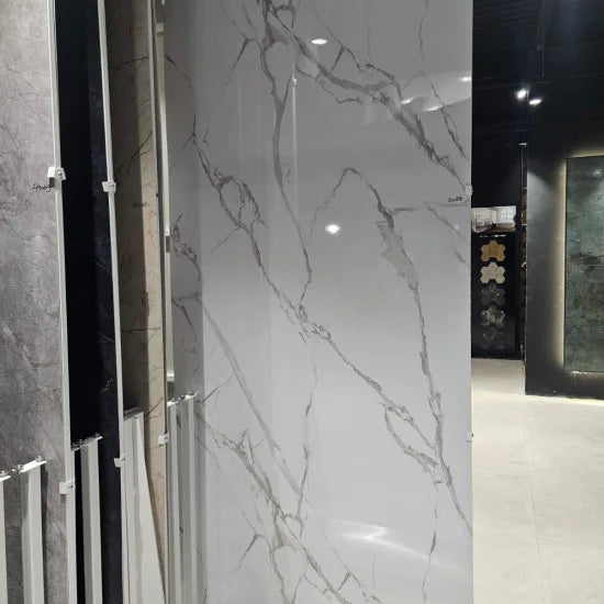 Oppio €48 PER PANEEL - 120x280x0,3 cm - PVC Wandpaneel Calacatta Marmer Wit / Grijs Hoogglans