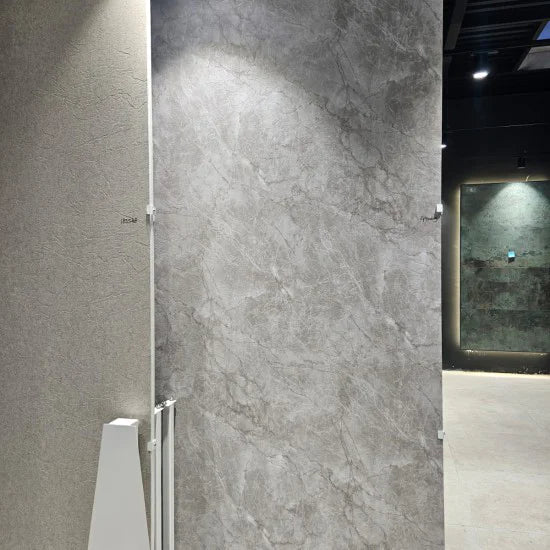 Oppio €88 PER PANEEL - 120x280x0,3 cm - PVC Wandpaneel MAT Marmerlook Taupe