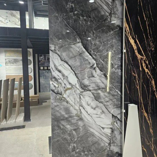 Oppio €48 PER PANEEL - PVC Wandpaneel Grijs Steen Marmerlook Hoogglans - 120x280x0,3 cm