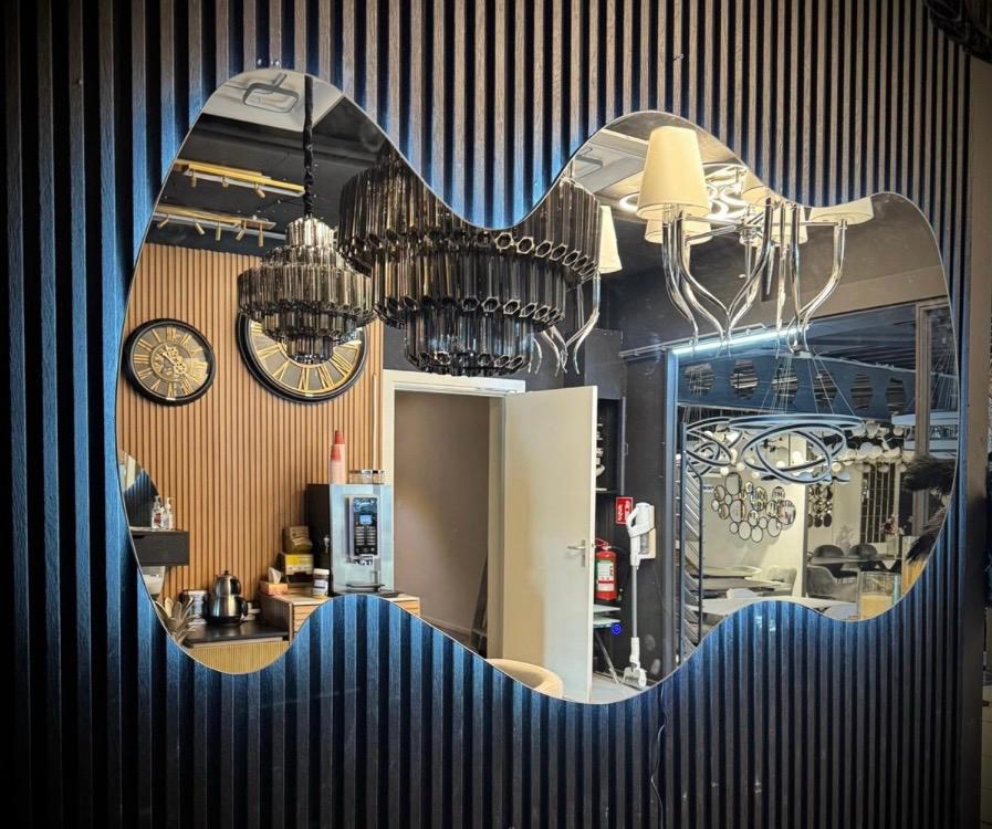 Wandspiegel met geïntegreerde LED-verlichting, moderne golvende vorm 170X100X2,2 - voor modern interieur