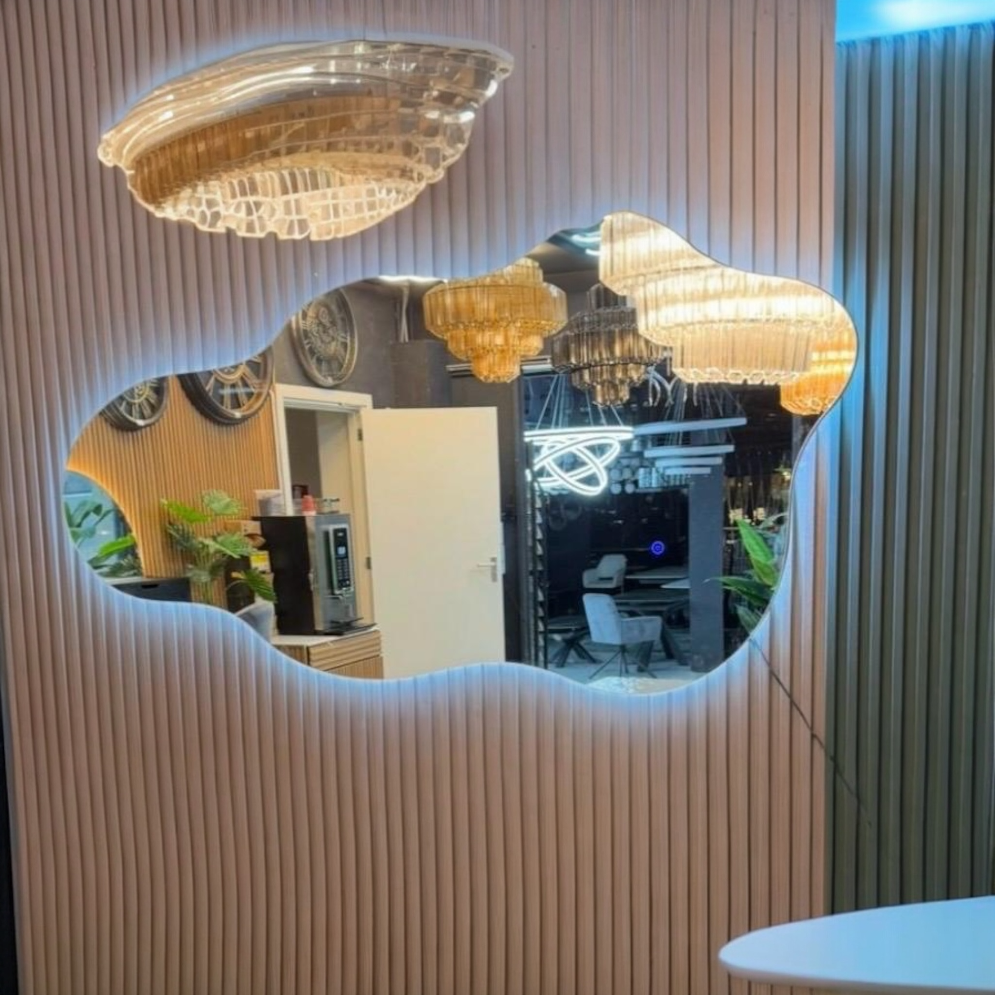 Curve design spiegel met geïntegreerde LED-achterverlichting, gebogen moderne vorm 160X80X2,2 ideaal voor badkamer, hal of woonkamer